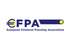 Logo der European Financial Planning Association mit den blauen Buchstaben EFPA, einem gelben Euro-Symbol und einem Kreis, darunter der vollständige Name der Vereinigung in blauer Schrift auf weißem Hintergrund, das häufig in der Fußzeile von Purkon oder in den Modulen verwendet wird.